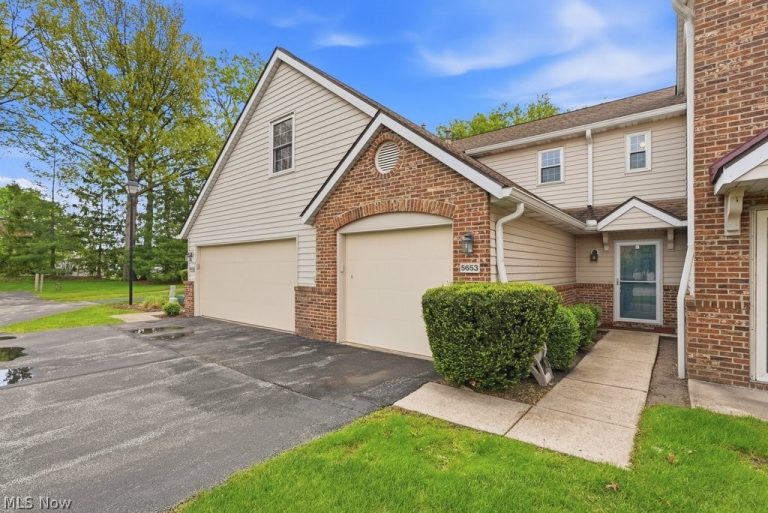 5653 Gateway Lane, Brook Park, OH - Photo 2