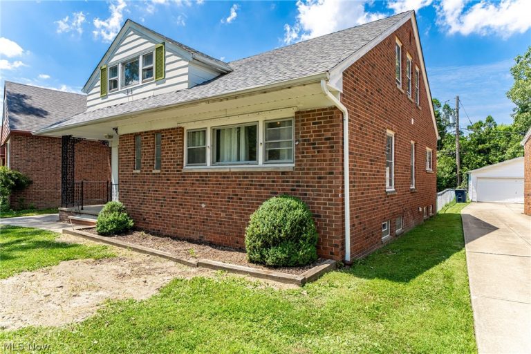 24111 Edgehill Drive, Beachwood, OH - Photo 2