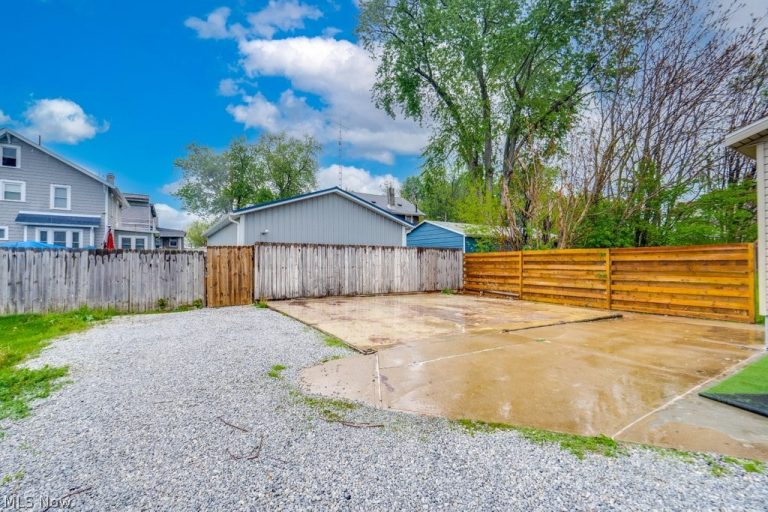 3027 Glen Place, Canton, OH - Photo 2