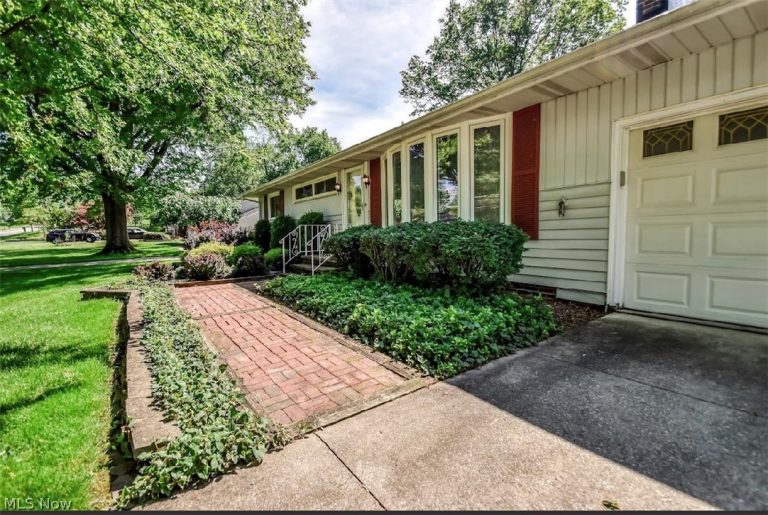 6680 Glenella Drive, Seven Hills, OH - Photo 3