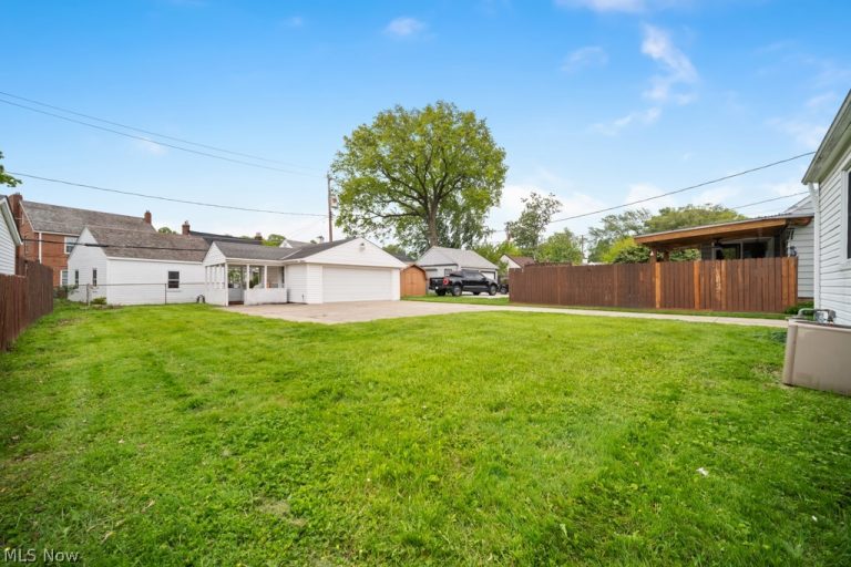 9158 Snow Road, Parma, OH - Photo 4