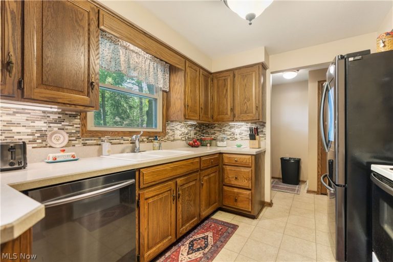 1649 Harmony Lane, North Canton, OH - Photo 8