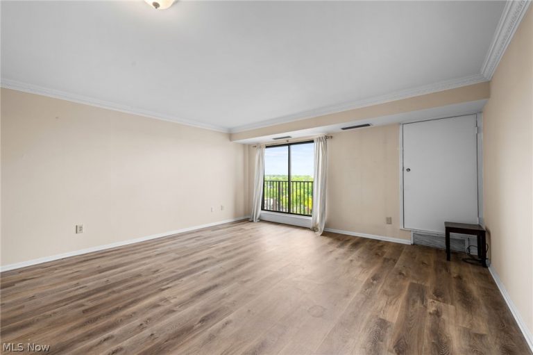 12500 Edgewater Drive #1106, Lakewood, OH - Photo 5