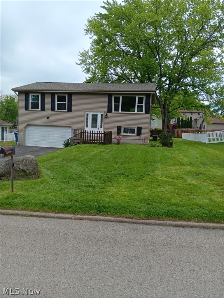 663 Meadowland Drive, Hubbard, OH - Photo 3