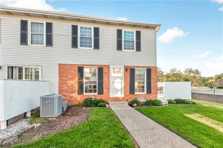 17522 Independence Court #3C, Brook Park, OH - Photo 3