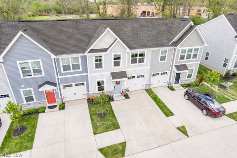 1278 Divot Circle, Akron, OH - Photo 2