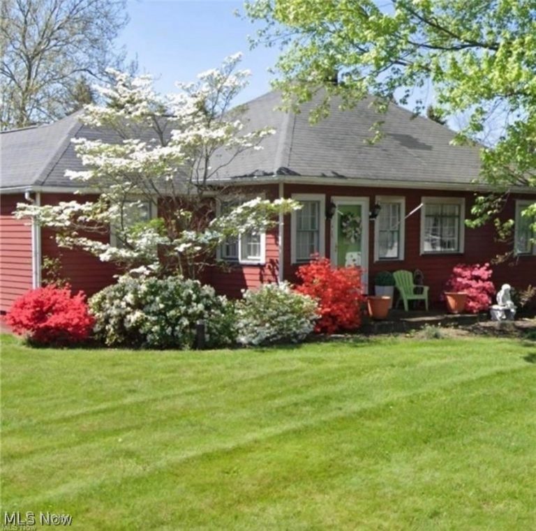 215 Lake Avenue, Hartville, OH - Photo 2