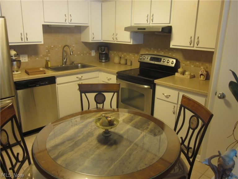22555 Center Ridge Road #204, Rocky River, OH - Photo 5