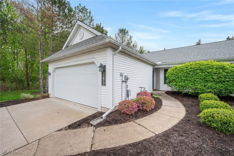 33817 Honeysuckle Lane, North Ridgeville, OH - Photo 2