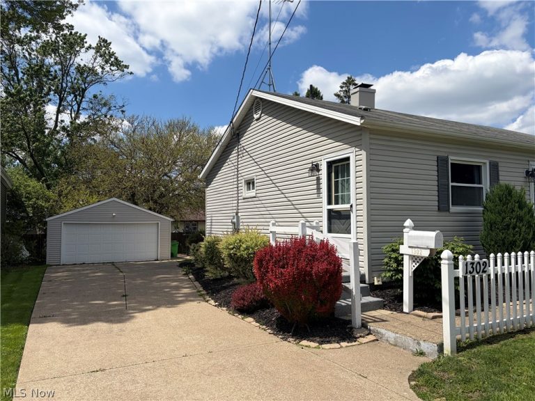 1302 Bel Air Drive, North Canton, OH - Photo 2