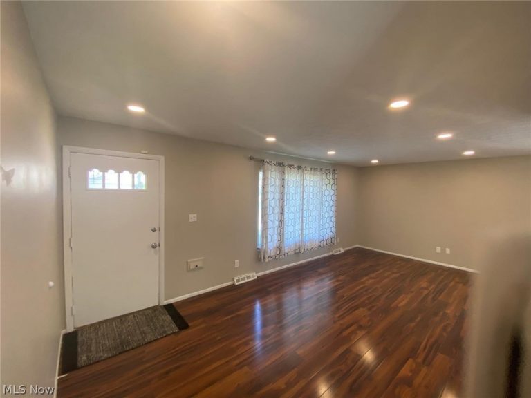 14144 Lisa Drive, Maple Heights, OH - Photo 3