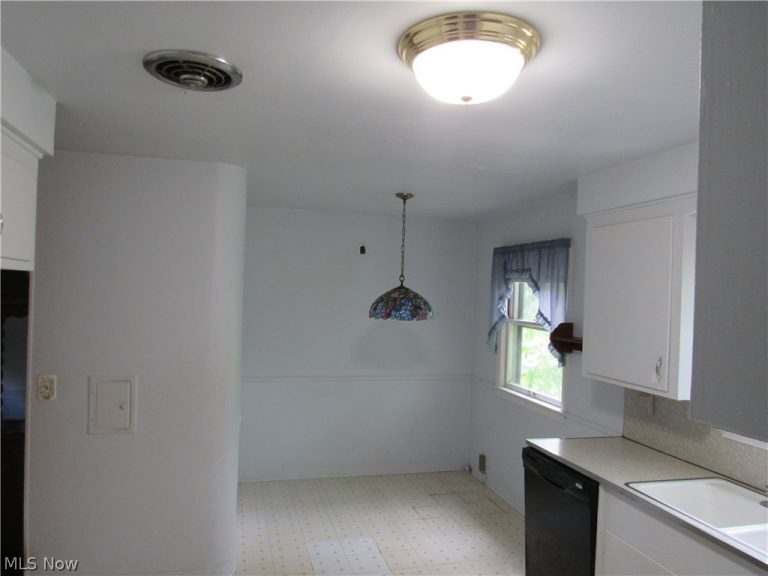 4946 Fairlawn Road, Lyndhurst, OH - Photo 6