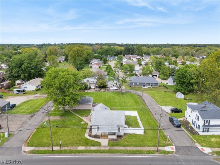 2906 Lincoln Way, Massillon, OH - Photo 3