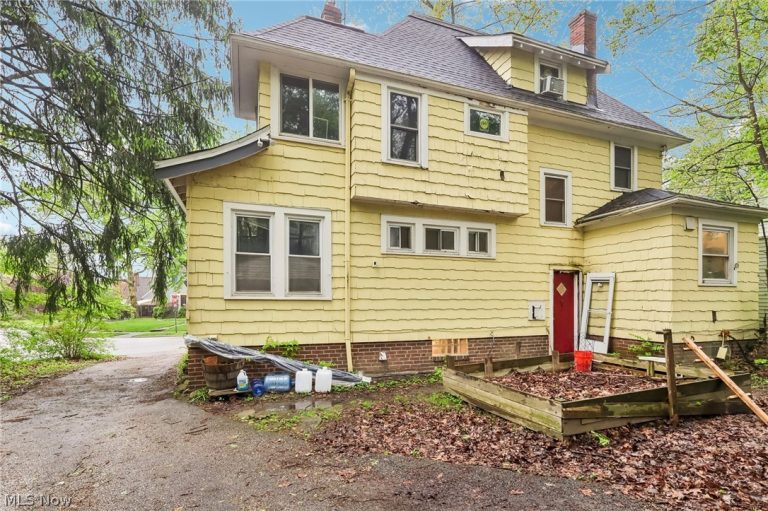 3590 Woodridge Road, Cleveland Heights, OH - Photo 2