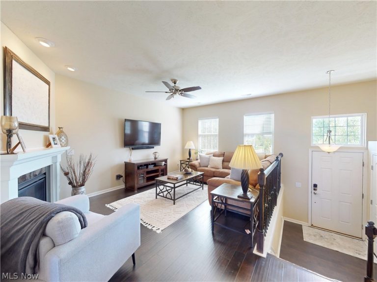 6144 Pointe Drive, Pepper Pike, OH - Photo 2