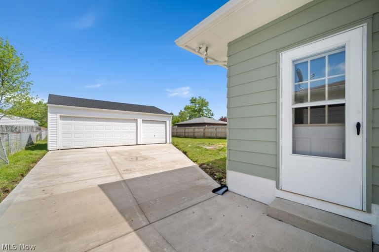 322 Windsor Drive, Elyria, OH - Photo 2
