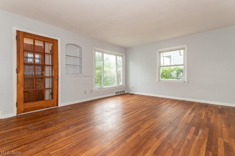 3694 Grosvenor Road, Cleveland Heights, OH - Photo 3