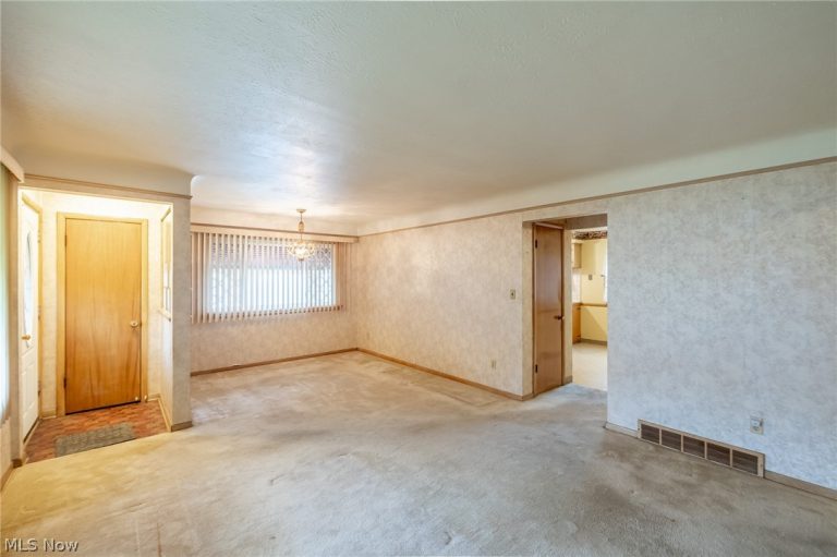 9609 Alexander Road, Garfield Heights, OH - Photo 8