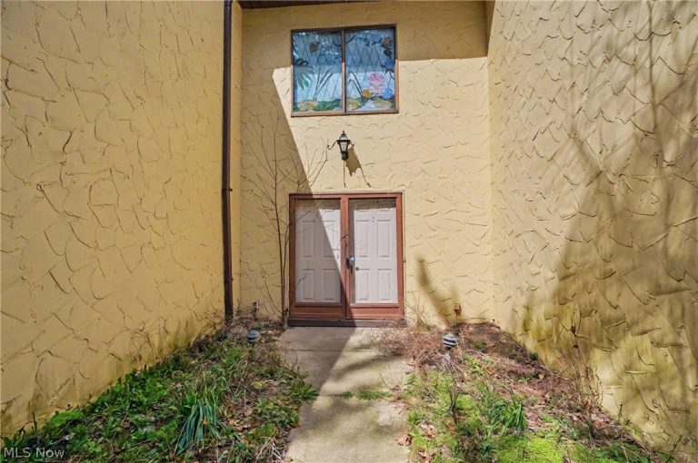 624 Hampton Ridge Drive, Akron, OH - Photo 3