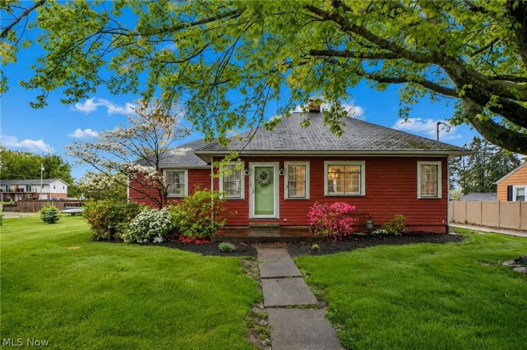215 Lake Avenue, Hartville, OH, 44632