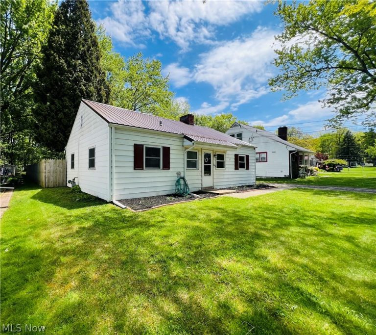 5854 Knollwood Drive, Ashtabula, OH - Photo 4