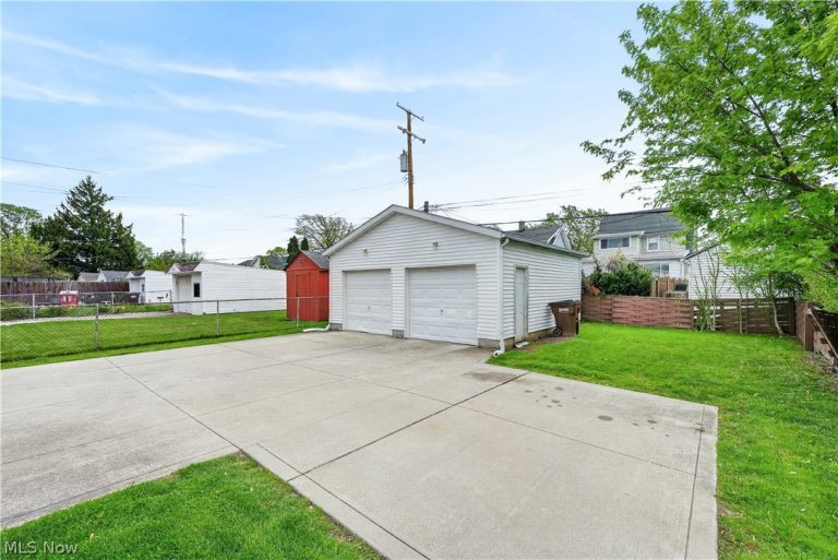 6115 Brownfield Drive, Parma, OH - Photo 4