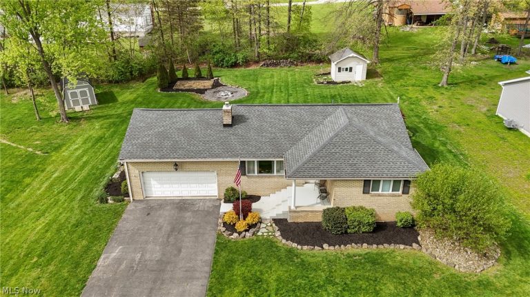 6987 White Oak Drive, Hubbard, OH - Photo 2