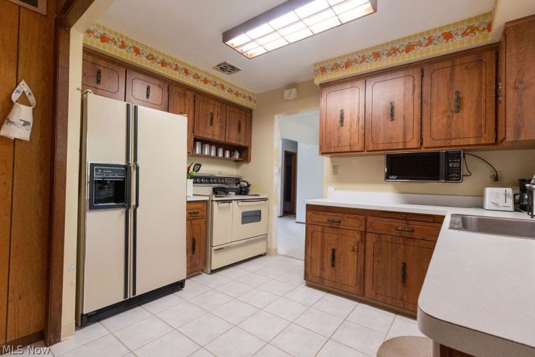 492 Jeannette Drive, Richmond Heights, OH - Photo 2