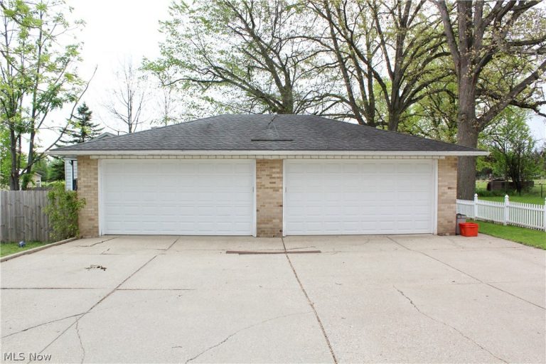 323 Hazelwood Avenue, Youngstown, OH - Photo 3