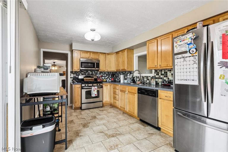 805 Roberts Street, Sheffield Lake, OH - Photo 8