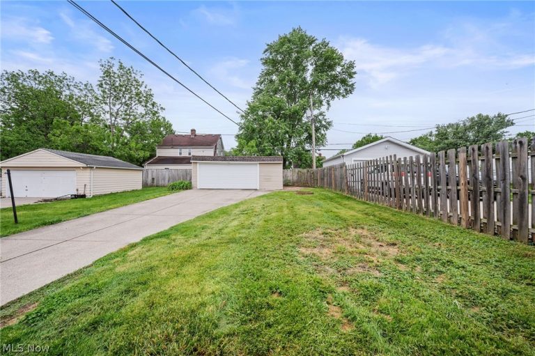 4423 Russell Avenue, Parma, OH - Photo 6