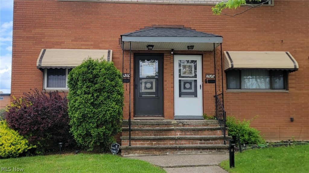 16200 Edgewood Court, Maple Heights, OH