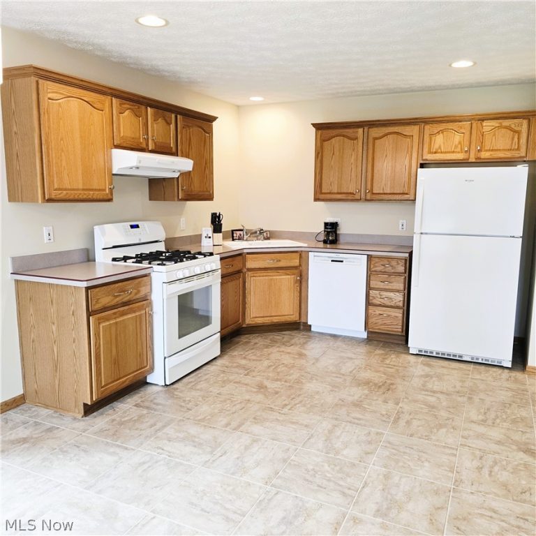 15672 Roxboro Drive, Middleburg Heights, OH - Photo 2