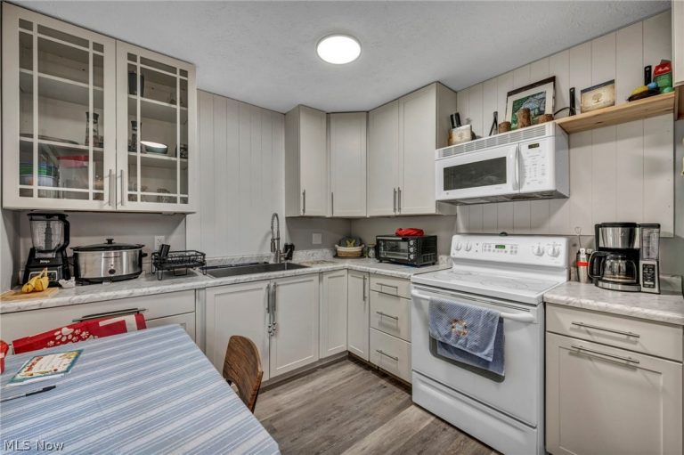 1529 Benjamin Court, Kent, OH - Photo 6