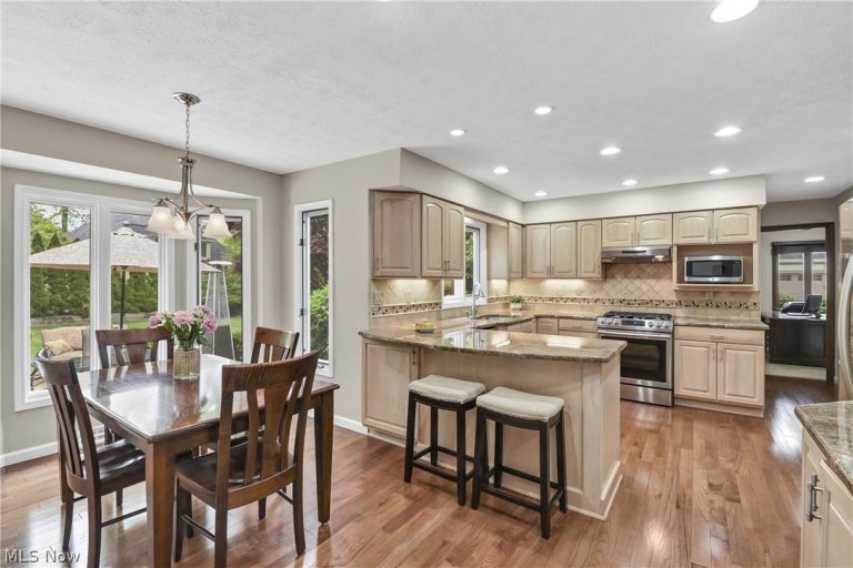 25832 Briarwood Court, Westlake, OH - Photo 2