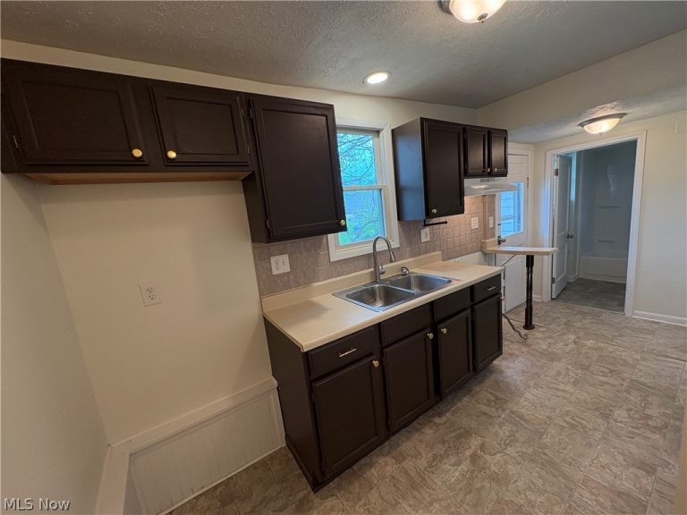 945 Davis Street, Akron, OH - Photo 6