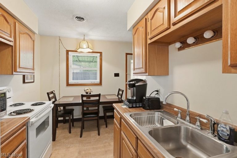 39 Castle Drive, Stow, OH - Photo 4