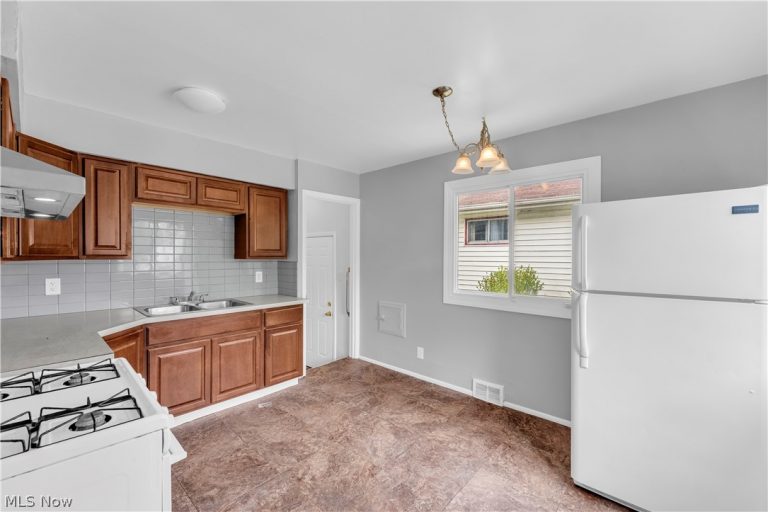 16605 Glenpark Avenue, Cleveland, OH - Photo 8