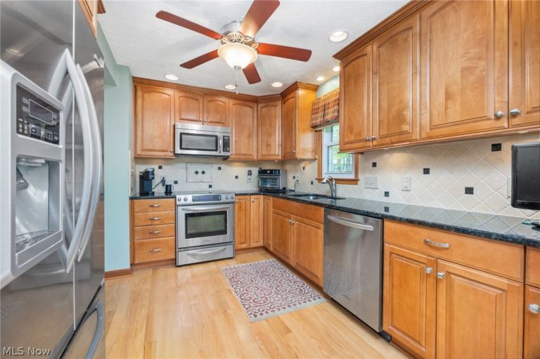 8152 Twin Oaks Drive, Broadview Heights, OH - Photo 4