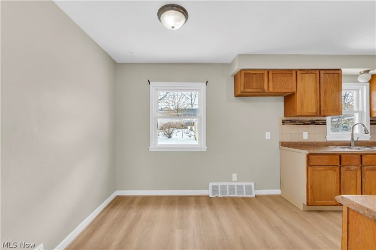 12918 Eastwood Boulevard, Garfield Heights, OH - Photo 8