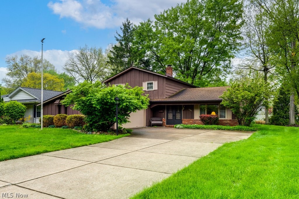 6100 Paisley Drive, North Olmsted, OH