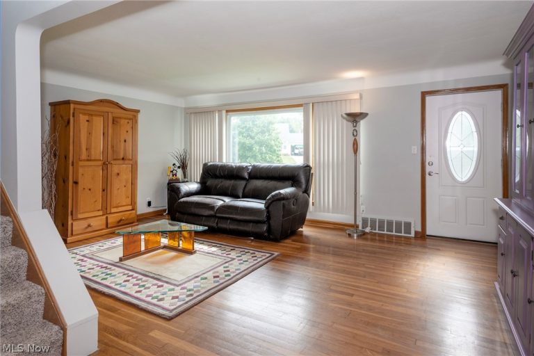 5042 Barton Road, Lyndhurst, OH - Photo 2