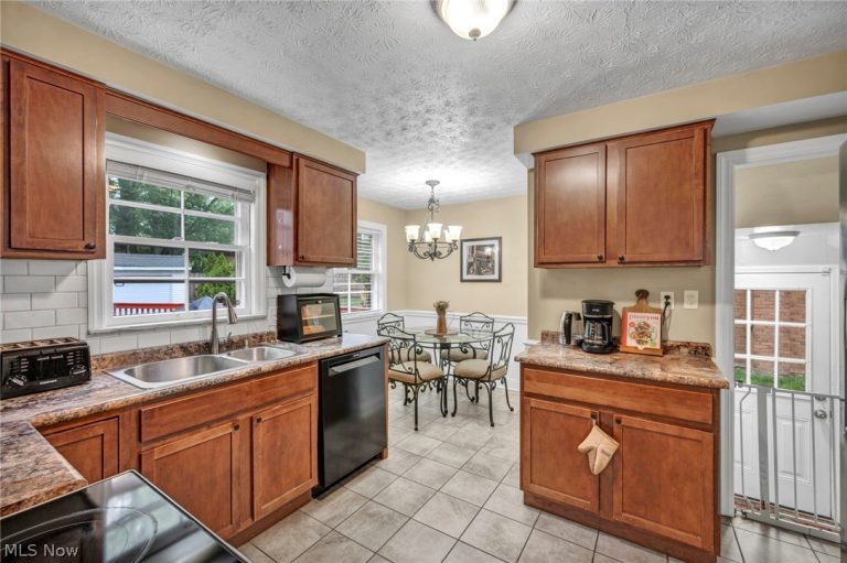 2351 Charney Road, University Heights, OH - Photo 4