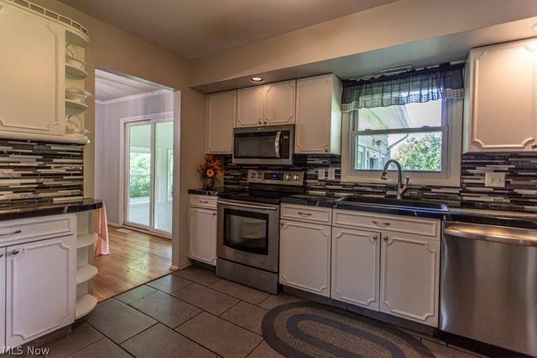 8523 Sleepy Hollow Drive, Warren, OH - Photo 6