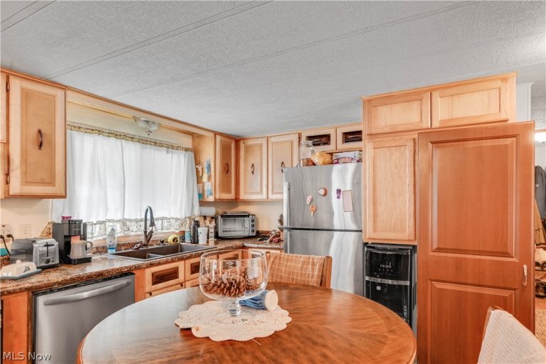 171 Brook Drive, Brookfield, OH - Photo 3