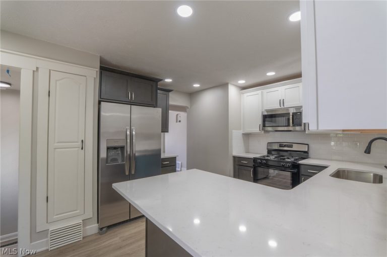 37 Arlington Circle, Wickliffe, OH - Photo 8