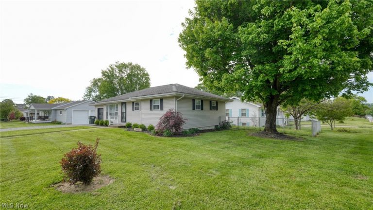 212 Westview Drive, New Concord, OH - Photo 2