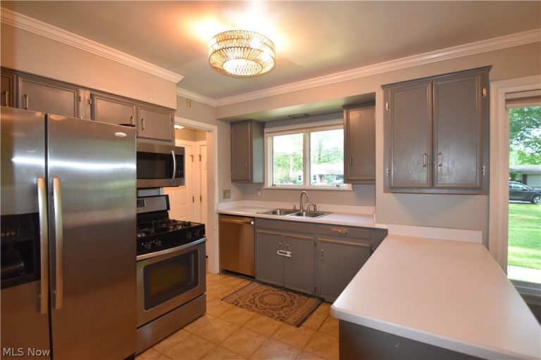 40 Gillian Lane, Boardman, OH - Photo 6