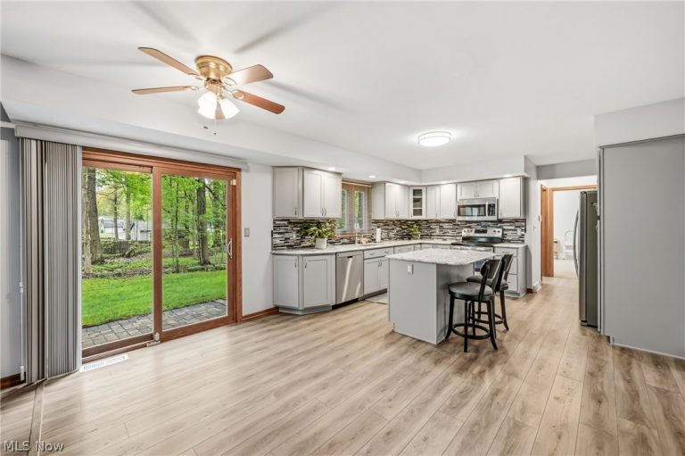 1178 Logan Woods Drive, Hubbard, OH - Photo 8