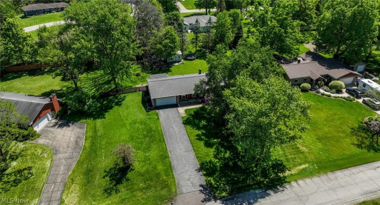 614 Hidden Valley Road, Cuyahoga Falls, OH - Photo 8